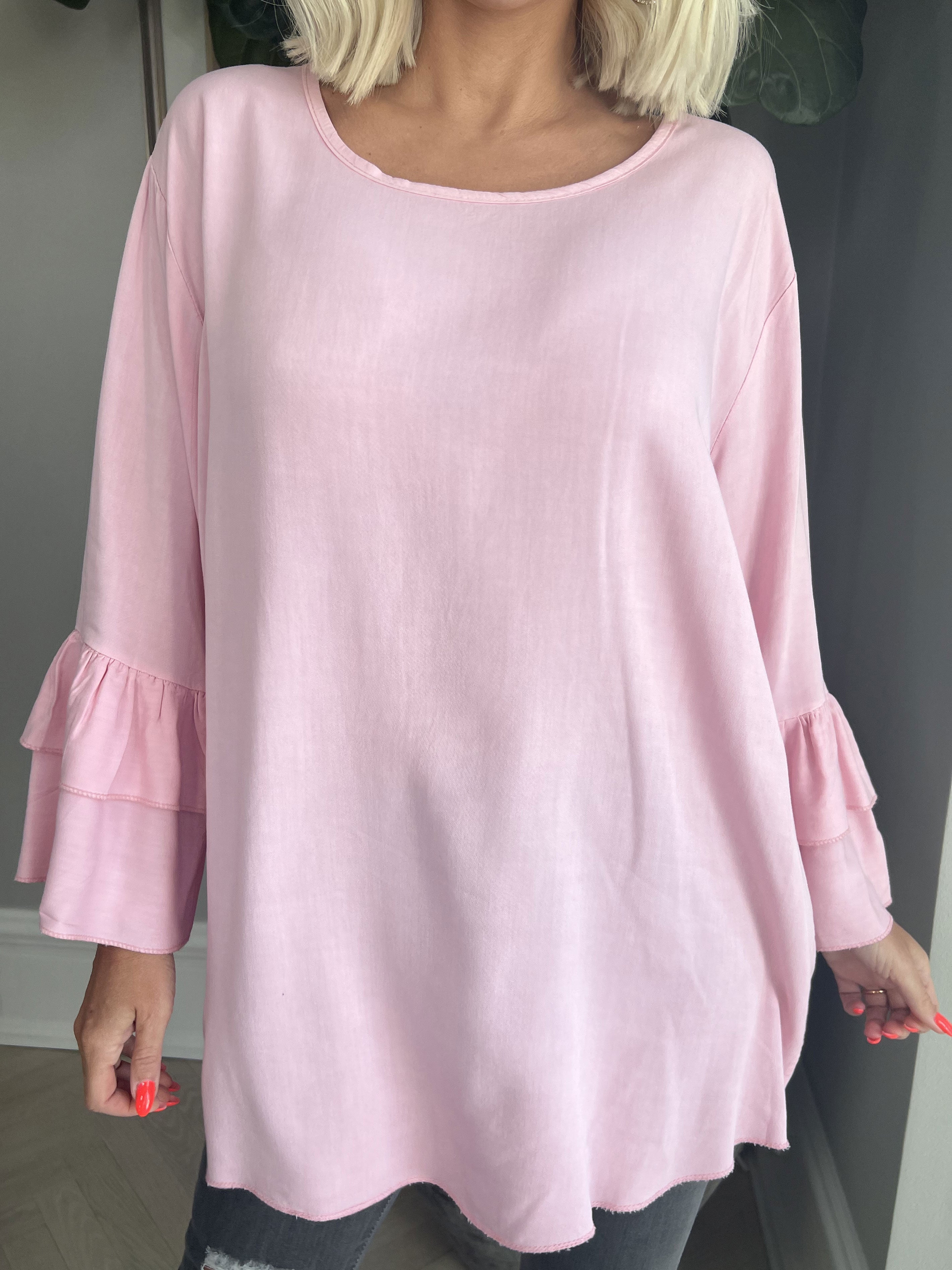 Kayla - Söt blus i viskos med volanger på ärmarna - Rose